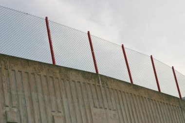 Dikenli tellerin arasında bir futbol sahası