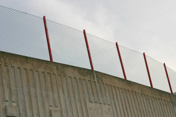 Campo Fútbol Través Del Alambre Púas — Foto de Stock