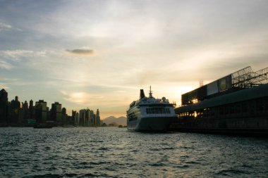 4 Eylül 2004 Hong Kong Limanı 'ndaki gezi gemisi. 