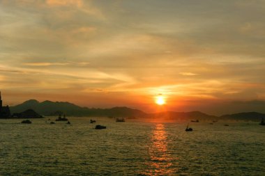 Hong Kong 'un batısındaki Victoria Limanı' nda günbatımı