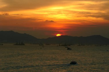 Hong Kong 'un batısındaki Victoria Limanı' nda günbatımı