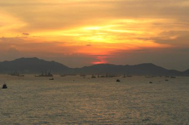 Hong Kong 'un batısındaki Victoria Limanı' nda günbatımı