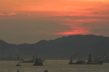 Hong Kong 'un batısındaki Victoria Limanı' nda günbatımı