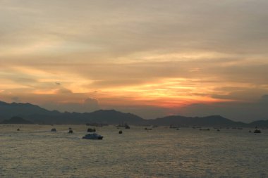 Hong Kong 'un batısındaki Victoria Limanı' nda günbatımı