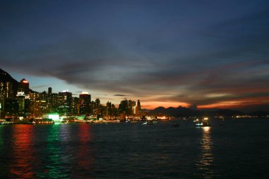 4 Eylül 2004, Hong Kong Skyline ve Victoria Harbor Alacakaranlıkta