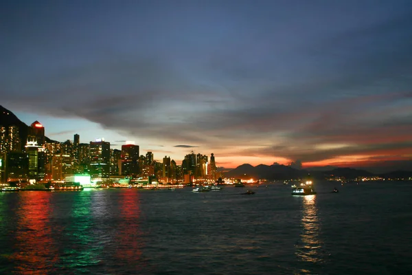 2004年9月4日黄昏时分的香港及维多利亚港 — 图库照片