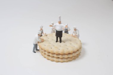 Profesyonel bir mutfakta deneyimli bir mini şef Bakin 'i hazırlar.