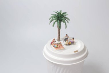 Küçük figür kampının eğlencesi ve kupa kapağında piknik.