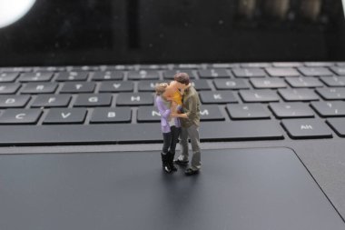 Dizüstü bilgisayarı olan bir aile.