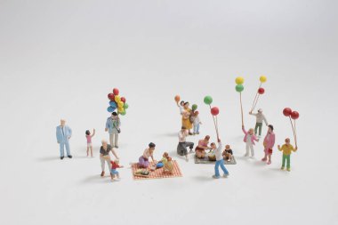 Mini figür kampı ve piknik.