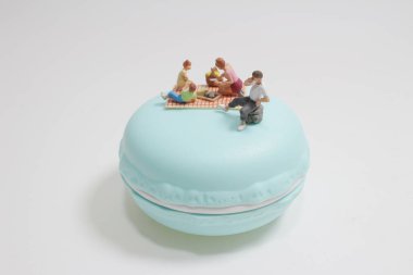 Mini figür kampının ve makaronun üzerinde pikniğin eğlencesi.