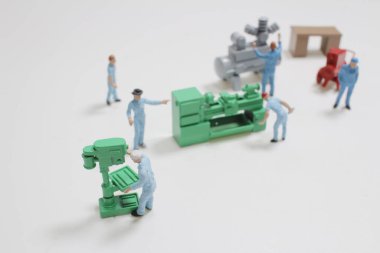 Mini makineli mini işçi.