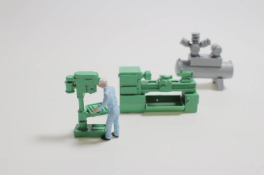 Mini makineli mini işçi.