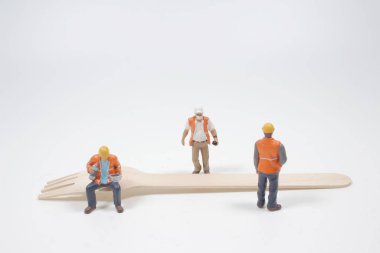 Mini işçi çatalda dinleniyor.