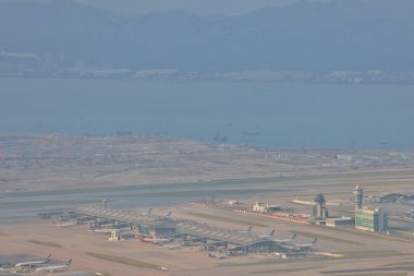 24 Ekim 2021 Birçok uçak Hong Kong Uluslararası Havaalanında uçuşu durdurdu. 