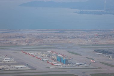 24 Ekim 2021 Birçok uçak Hong Kong Uluslararası Havaalanında uçuşu durdurdu. 