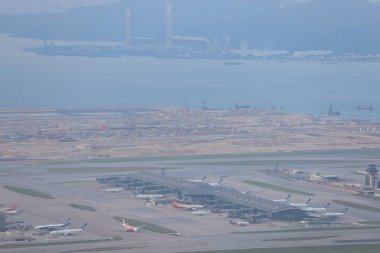 24 Ekim 2021 Birçok uçak Hong Kong Uluslararası Havaalanında uçuşu durdurdu. 