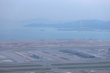 24 Ekim 2021 Birçok uçak Hong Kong Uluslararası Havaalanında uçuşu durdurdu. 