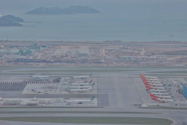 24 Ekim 2021 Birçok uçak Hong Kong Uluslararası Havaalanında uçuşu durdurdu. 