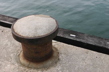 Gemi halatlarıyla Rusty Mooring Bollard