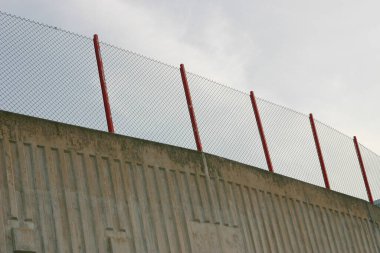 Dikenli tellerin arasında bir futbol sahası