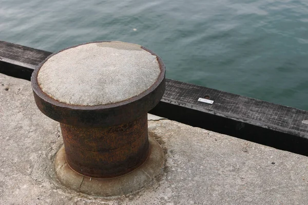 Borne Amarrage Rouillée Avec Câbles Navire — Photo