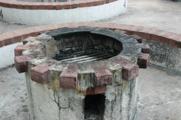 Una Parrilla Verano Junto Pozo Ladrillo — Foto de Stock