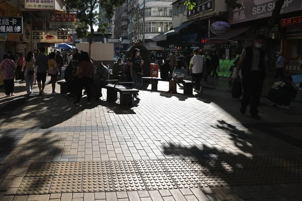 Oktober 2021 Människor Som Går Över Apliu Street — Stockfoto