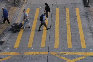 25 Ekim 2021 'de Mong Kok ilçesinde karşıdan karşıya geçen insanların görüntüsü,