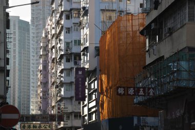 25 Ekim 2021. Şangay Caddesi, Tong Lau ile çok kalabalık bir alışveriş bölgesi.