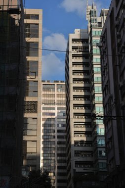 25 Ekim 2021 Mong Kok, Hong Kong 'daki yüksek yoğunluklu konut binaları ve yerel sokak pazarları