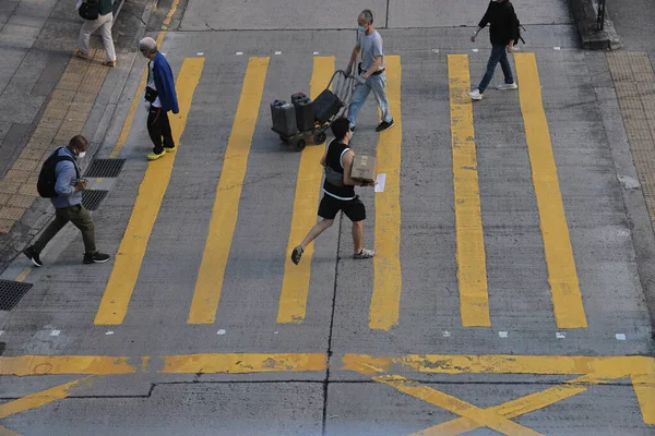 Oct 2021 Vista Personas Cruzando Carretera Ciudad Distrito Mong Kok — Foto de Stock