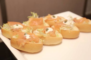 Fransız ekmekli somon sandviçi.