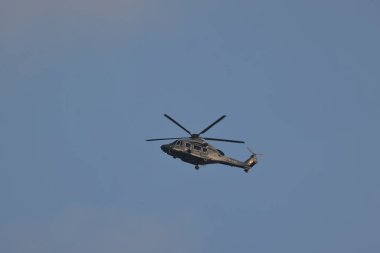 31 Ekim 2021. Helikopterin gün batımına doğru uçan fotoğrafı.