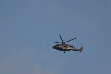 31 Ekim 2021. Helikopterin gün batımına doğru uçan fotoğrafı.