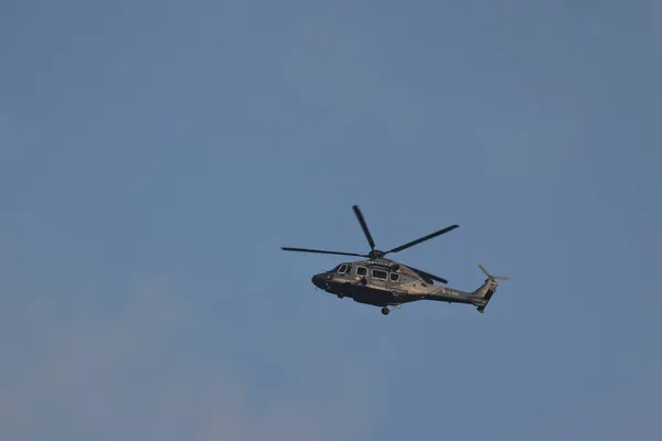 Out 2021 Foto Helicóptero Voando Contra Pôr Sol — Fotografia de Stock