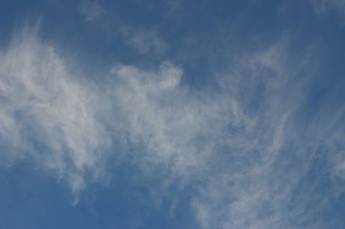 Yazın bulutlu mavi gökyüzü arka planı