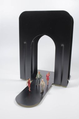 kitap ucundaki küçük figür