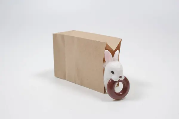 Figura Coelho Roubar Donut Chocolate — Fotografia de Stock