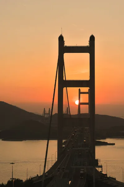 オレンジの空の夕日とツェンマ橋のローアングルビュー — ストック写真
