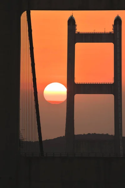 オレンジの空の夕日とツェンマ橋のローアングルビュー — ストック写真