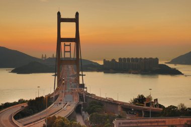 Tsing ma köprüsünün gün batımı asma köprüsü