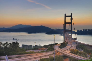 Tsing ma köprüsünün gün batımı ve aydınlatması asma köprü