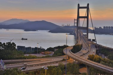 Tsing ma köprüsünün gün batımı ve aydınlatması asma köprü