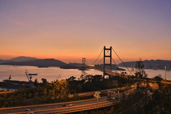 夕日と照明 Tsing Bridgeランドマークつり橋 — ストック写真