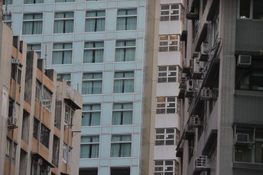 5 Kasım 2021: Des Voeux Road West with Highrises, Hong Kong Adası, Çin