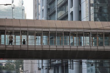 5 Kasım 2021: Kapalı yaya köprüsünden geçen yolcuların görüntüsü