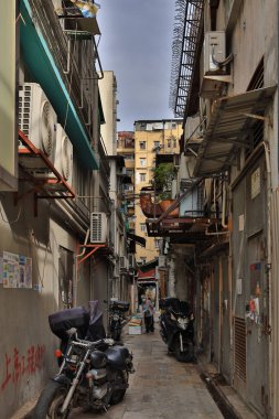 17 Temmuz 2021, Hong Kong 'daki dağınık ara sokak.