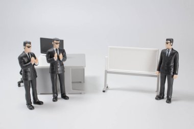 Ofis ekipmanlı mini figür.