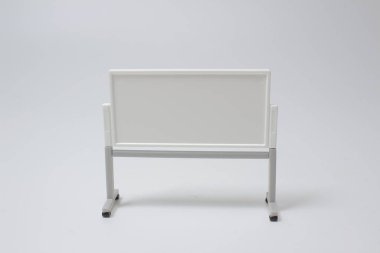 Işık arkaplanı üzerine sunum için boş beyaz tahta